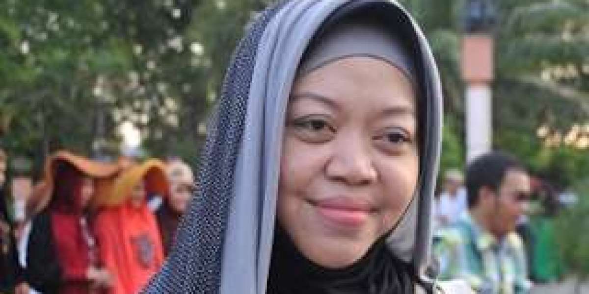 Bisnis Sampingan Pakaian Jadi Dannis Berbuah Manis