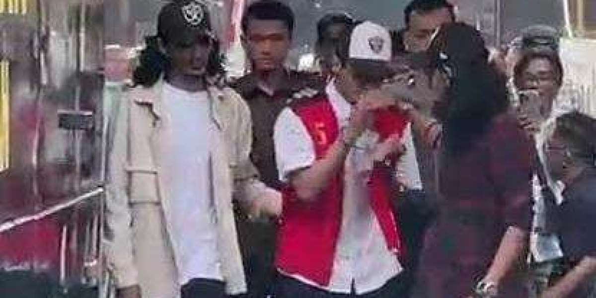 Momen Vadel Badjideh Cium Tangan Kakak Sebelum Sidang Kasus Asusila Anak