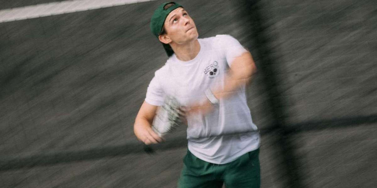 Tom Holland Pamer Gaya Sporty saat Main Padel, Netizen Terpana